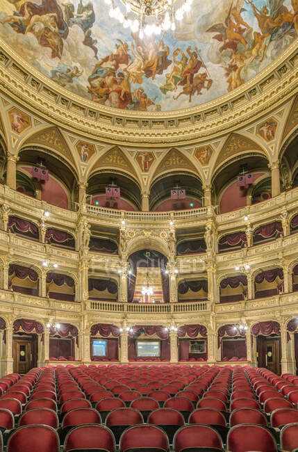 The Hungarian State Opera House, built in the 1880s, interior of the auditorium with galleries of private boxes and red tiered seats. — Stock Photo