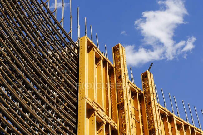Das Äußere einer Baustelle, ein Hochhaus, Betonverschalungen und Gitternetze zum Bauen. — Stockfoto