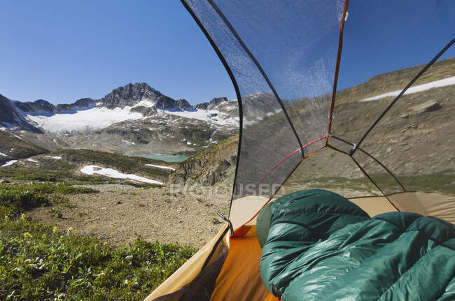 Vue de l'intérieur d'une tente du bassin des lacs Russell Peak et Calestone dans le parc provincial Height-of-the-Rockies. — Photo de stock