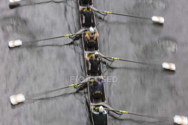 Blick aus der Vogelperspektive auf Rennfahrerinnen, die in einer Achtel-Rennschale rudern, einem Achter-Team. — Stockfoto