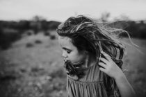 Vento soprando o cabelo de uma menina — Fotografia de Stock