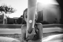 Девушка держит брата за руку в бассейне — стоковое фото