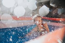 Girl having fun in swimming pool — Stock Photo