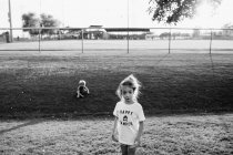 Дівчина грає зі своїм другом на дитячому майданчику — стокове фото