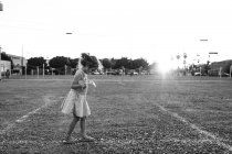 Девушка в платье ходит по полю — стоковое фото