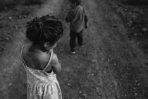 Діти ходять по сільській дорозі — стокове фото