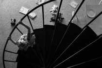 Мальчик стоит на спиральной лестнице — стоковое фото