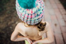 Petite fille en bonnet tricoté — Photo de stock