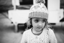 Menina bonito usando chapéu de malha — Fotografia de Stock