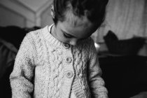 Carino ragazza in giacca di lana — Foto stock