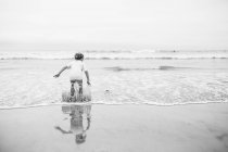Счастливая девушка прыгает в море — стоковое фото