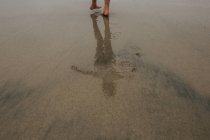 Pés de criança andando na praia arenosa — Fotografia de Stock