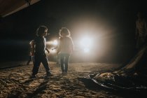 Дети проводят время на песчаном пляже — стоковое фото