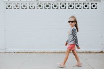 Menina elegante em andar na rua — Fotografia de Stock
