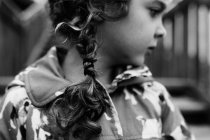 Маленькая девочка с вьющимися волосами — стоковое фото