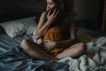 Madre abbracciare il suo bambino — Foto stock