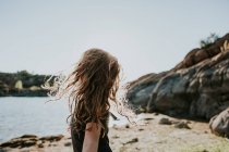 Маленька дівчинка з вітряним волоссям — стокове фото