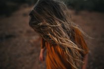 Menina com o vento desarrumado cabelo — Fotografia de Stock
