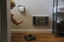 Criança sentada no banheiro — Fotografia de Stock