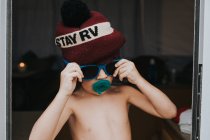 Мальчик в вязаной шляпе и солнцезащитных очках — стоковое фото