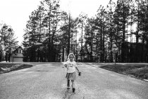 Маленька дівчинка в гумових чоботях — стокове фото