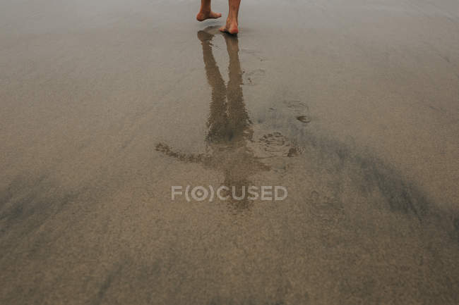 Pés de criança andando na praia arenosa — Fotografia de Stock