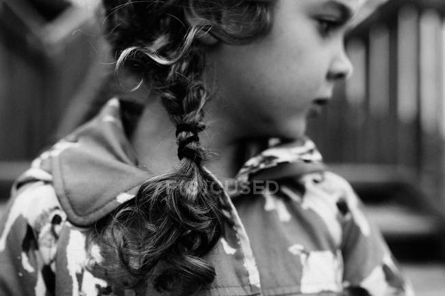 Ragazzina con i capelli ricci — Foto stock