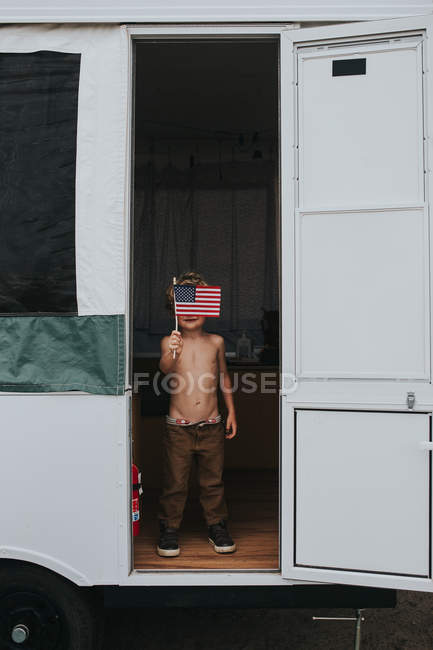Garçon tenant le drapeau des États-Unis — Photo de stock