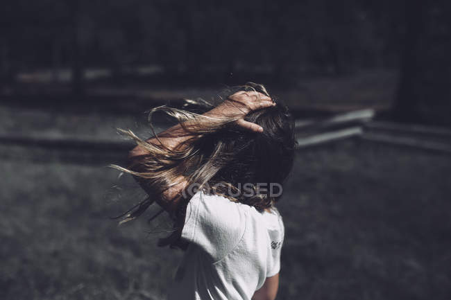 Ragazzina con vento capelli tostati — Foto stock