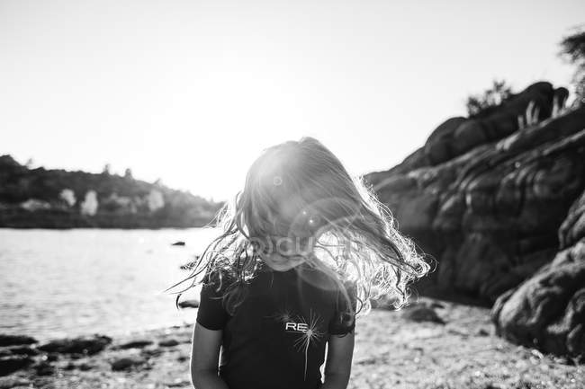 Vento soprando o cabelo de uma menina — Fotografia de Stock