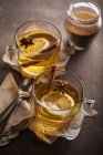 Дві склянки чаю з лимонними скибочками — стокове фото
