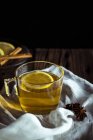 Bicchiere di tè con limone — Foto stock