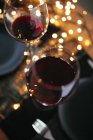 Verres de vin rouge sur la table — Photo de stock