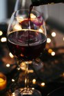 Copo de vinho tinto com marca de batom — Fotografia de Stock