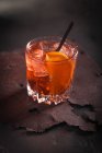 Vaso de vermut con hielo y naranja - foto de stock