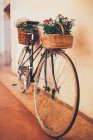 Vélo vintage avec des fleurs — Photo de stock