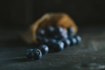 Reife Blaubeeren auf dunklem Tisch — Stockfoto