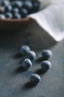 Bleuets mûrs sur table noire — Photo de stock
