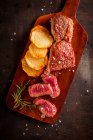 Pezzi di carne alla griglia con patate — Foto stock