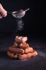 Бельгийские вафли с сахарным порошком — стоковое фото