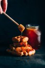 Бельгійські вафлі з медом — стокове фото