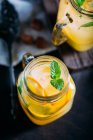 Bebida fresca de desintoxicación de naranja casera - foto de stock