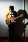 Menino tocando na guitarra de brinquedo — Fotografia de Stock