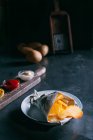 Смажені чіпси з різними соусами — стокове фото