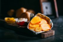 Картофельные чипсы с различными соусами — стоковое фото