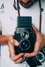 Câmera vintage em mãos — Fotografia de Stock