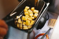 Patatas o trozos de queso en sartén - foto de stock