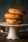 Deliciosos donuts em suporte de porcelana branca — Fotografia de Stock