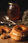 Deliciosos donuts em guardanapo — Fotografia de Stock