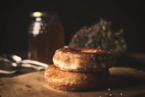 Вкусные пончики на салфетке — стоковое фото